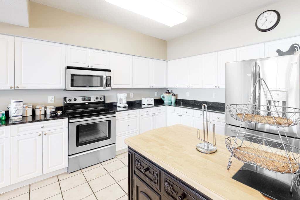 Oceanfront Condo with Balcony, Free WiFi, Shared Pool, Gym,  and Sauna