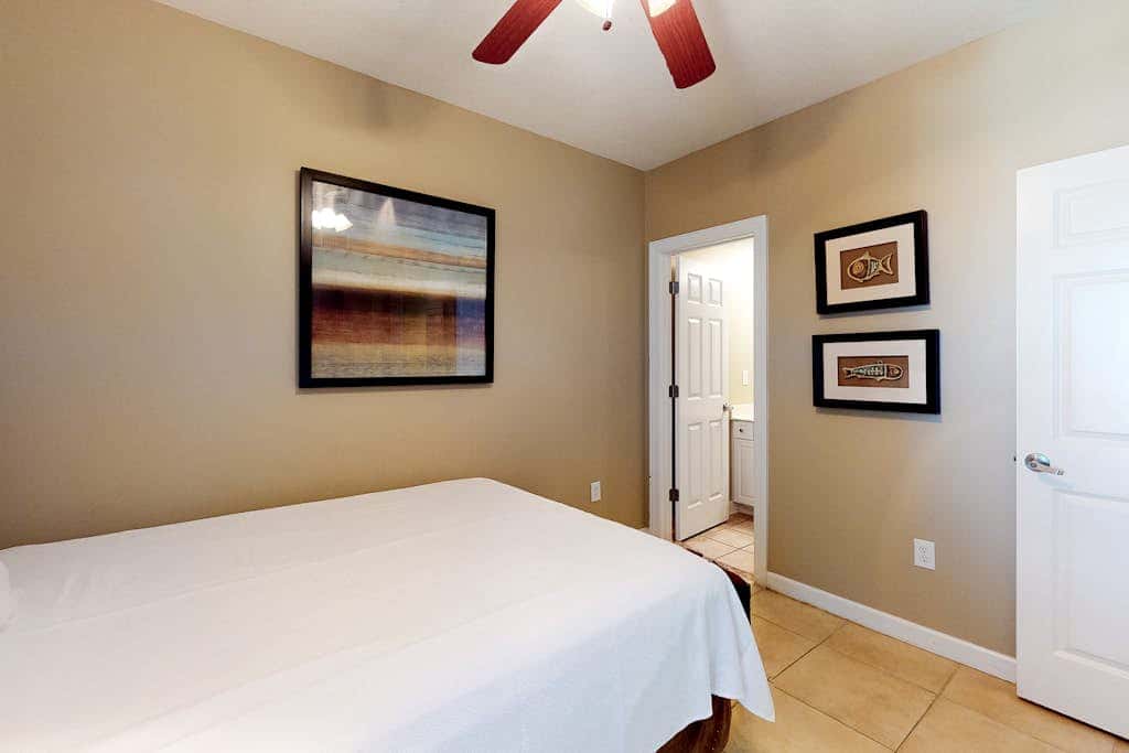 Oceanfront Condo with Balcony, Free WiFi, Shared Pool, Gym,  and Sauna