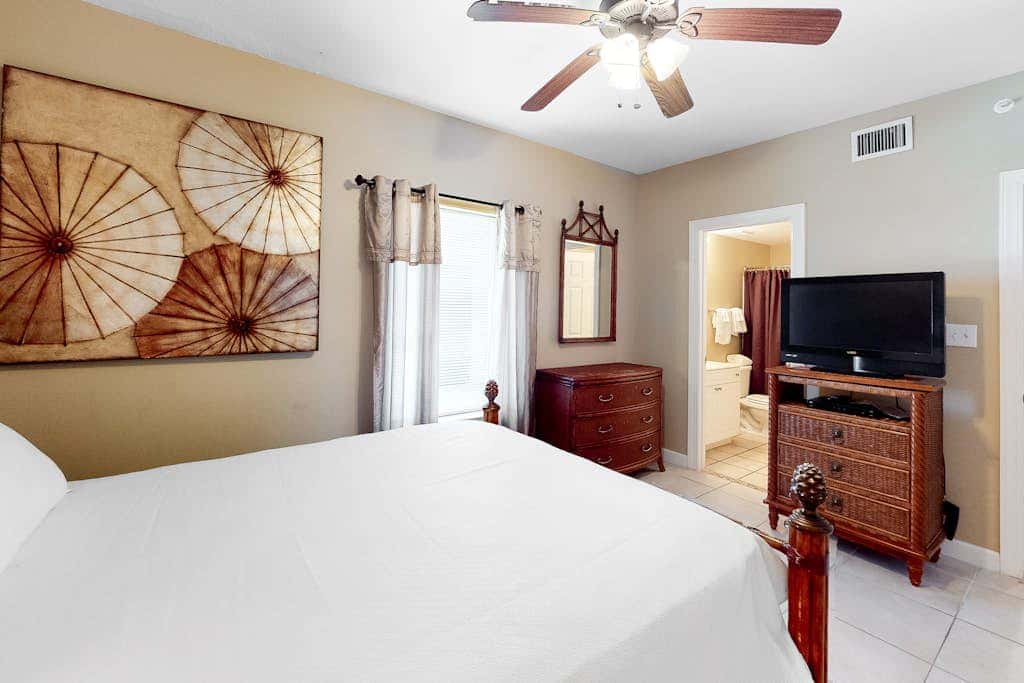 Oceanfront Condo with Balcony, Free WiFi, Shared Pool, Gym,  and Sauna