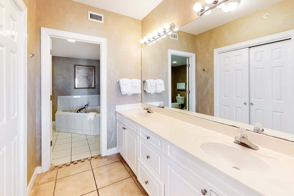 Oceanfront Condo with Balcony, Free WiFi, Shared Pool, Gym,  and Sauna