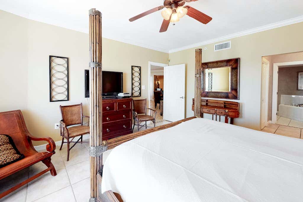 Oceanfront Condo with Balcony, Free WiFi, Shared Pool, Gym,  and Sauna