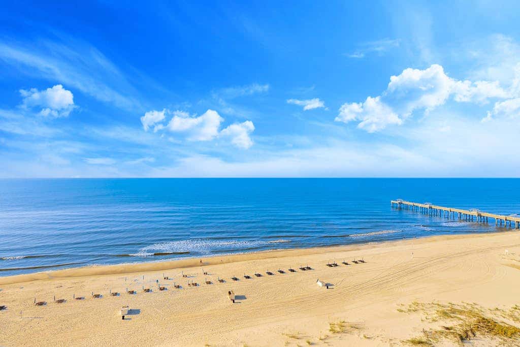 Oceanfront Condo with Balcony, Free WiFi, Shared Pool, Gym,  and Sauna