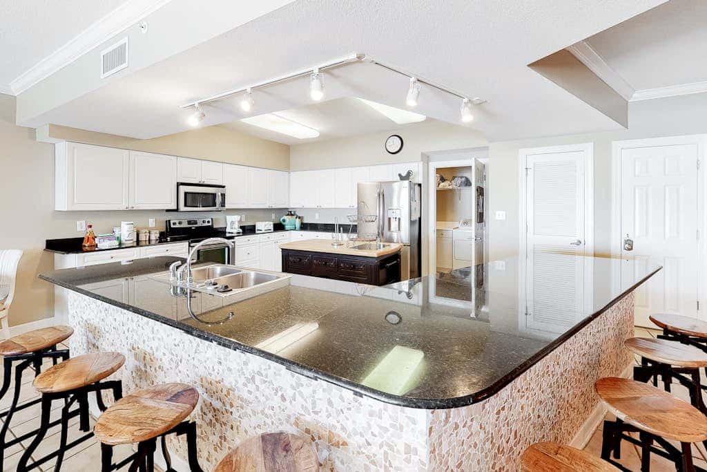 Oceanfront Condo with Balcony, Free WiFi, Shared Pool, Gym,  and Sauna