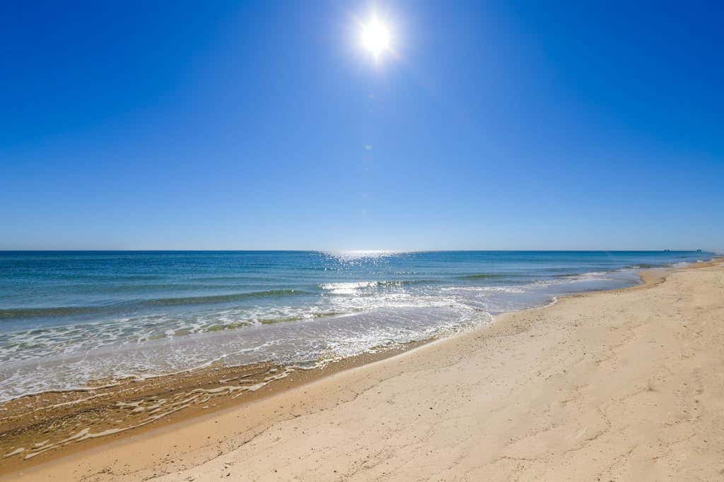 Oceanfront Condo with Balcony, Free WiFi, Shared Pool, Gym,  and Sauna
