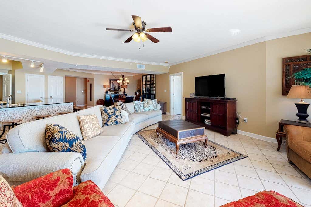 Oceanfront Condo with Balcony, Free WiFi, Shared Pool, Gym,  and Sauna