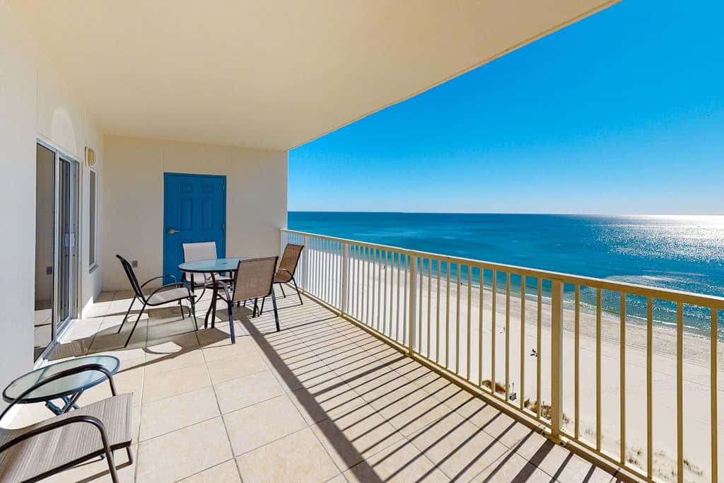 Oceanfront Condo with Balcony, Free WiFi, Shared Pool, Gym,  and Sauna