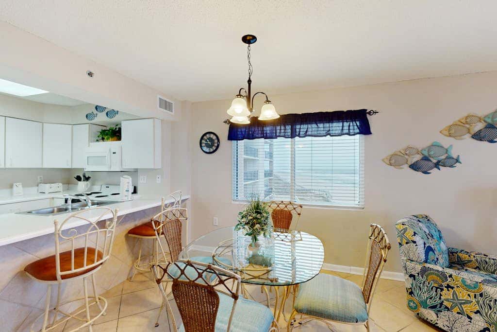 Gulf & Beachfront Condo wBalcony, Central AC, Shared Hot Tub, Pools, Free WiFi