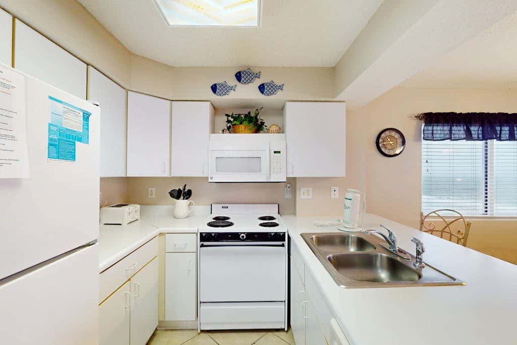 Gulf & Beachfront Condo wBalcony, Central AC, Shared Hot Tub, Pools, Free WiFi