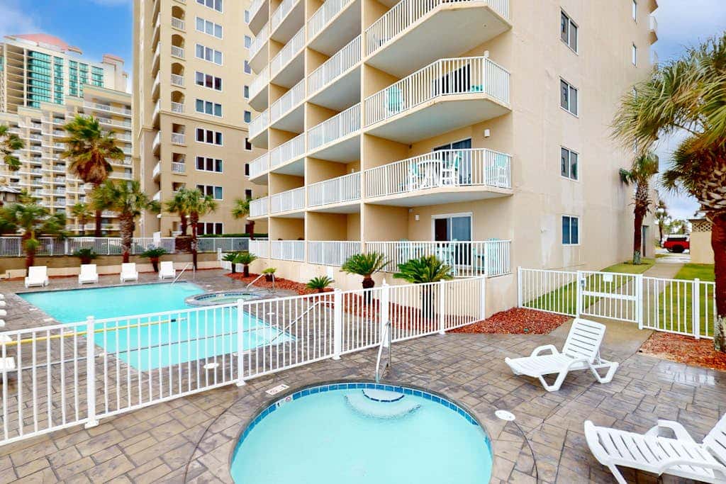 Gulf & Beachfront Condo wBalcony, Central AC, Shared Hot Tub, Pools, Free WiFi