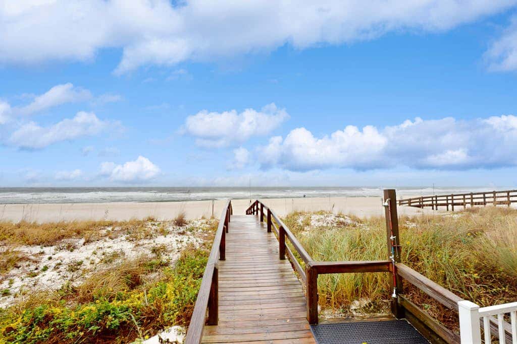 Gulf & Beachfront Condo wBalcony, Central AC, Shared Hot Tub, Pools, Free WiFi