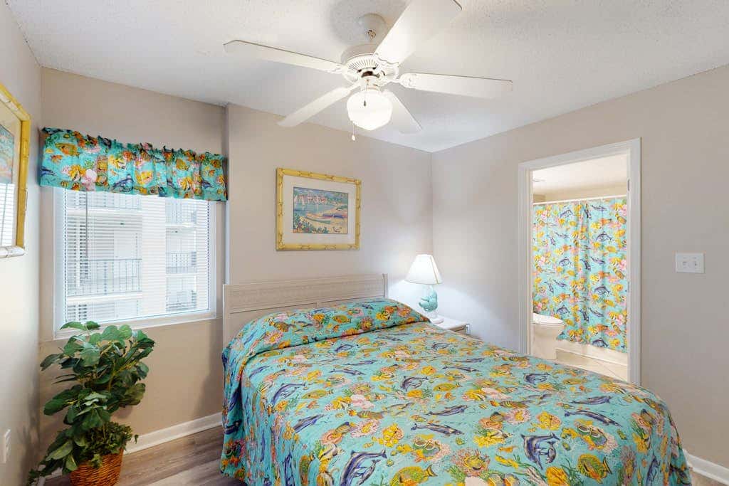 Gulf & Beachfront Condo wBalcony, Central AC, Shared Hot Tub, Pools, Free WiFi