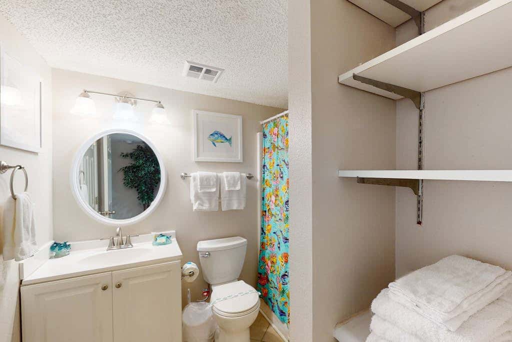 Gulf & Beachfront Condo wBalcony, Central AC, Shared Hot Tub, Pools, Free WiFi