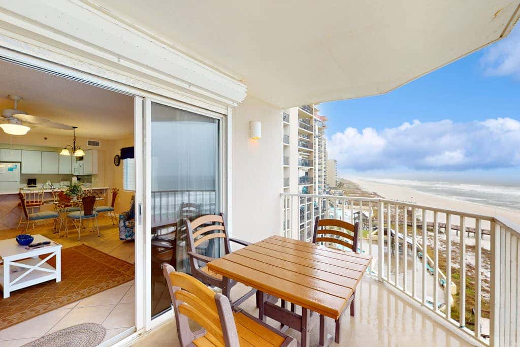Gulf & Beachfront Condo wBalcony, Central AC, Shared Hot Tub, Pools, Free WiFi