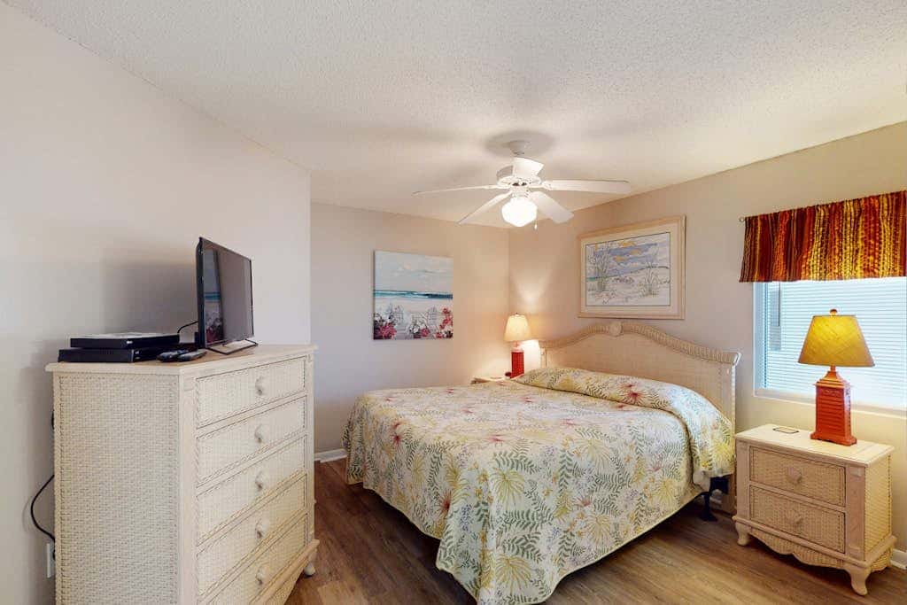 Gulf & Beachfront Condo wBalcony, Central AC, Shared Hot Tub, Pools, Free WiFi
