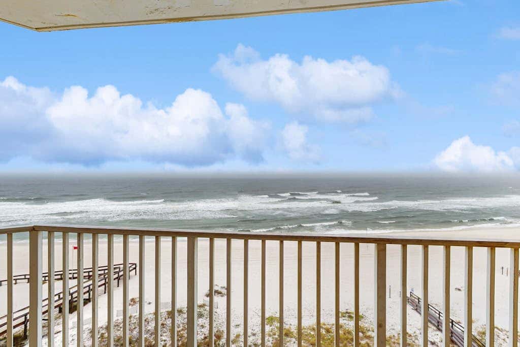 Gulf & Beachfront Condo wBalcony, Central AC, Shared Hot Tub, Pools, Free WiFi