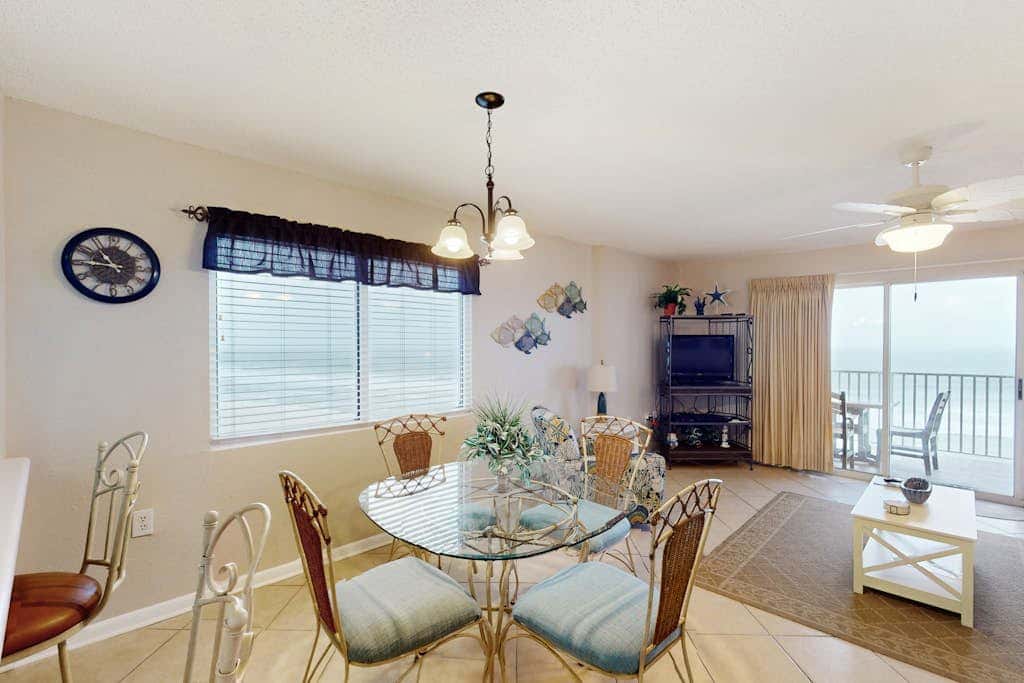 Gulf & Beachfront Condo wBalcony, Central AC, Shared Hot Tub, Pools, Free WiFi