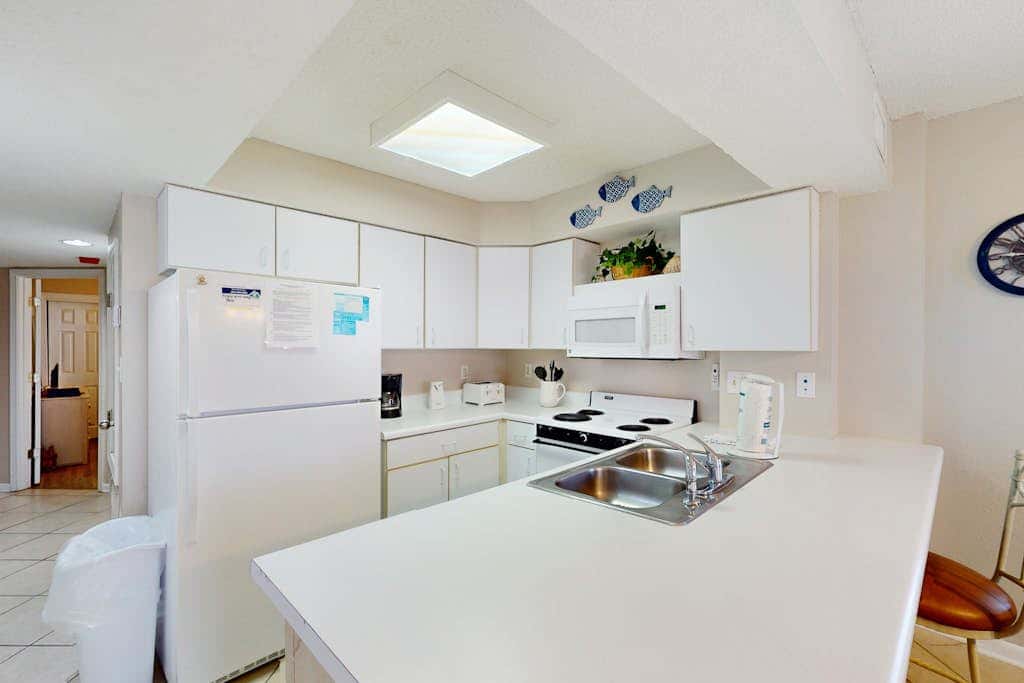 Gulf & Beachfront Condo wBalcony, Central AC, Shared Hot Tub, Pools, Free WiFi