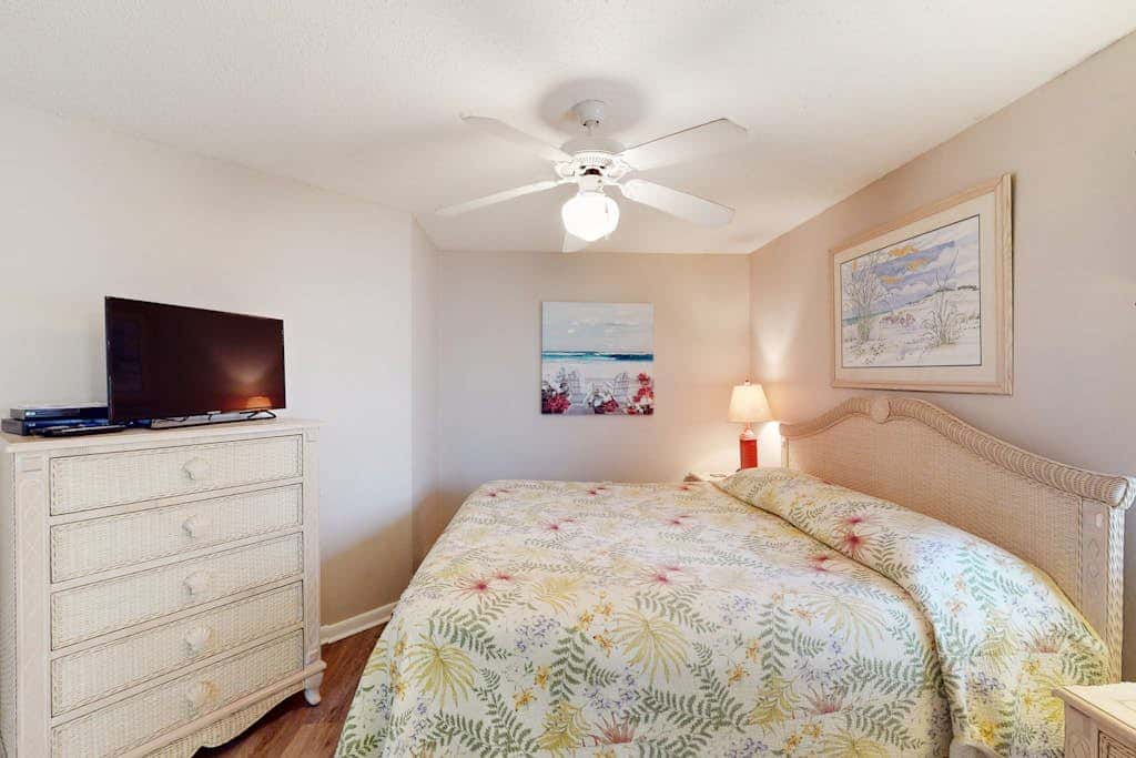 Gulf & Beachfront Condo wBalcony, Central AC, Shared Hot Tub, Pools, Free WiFi