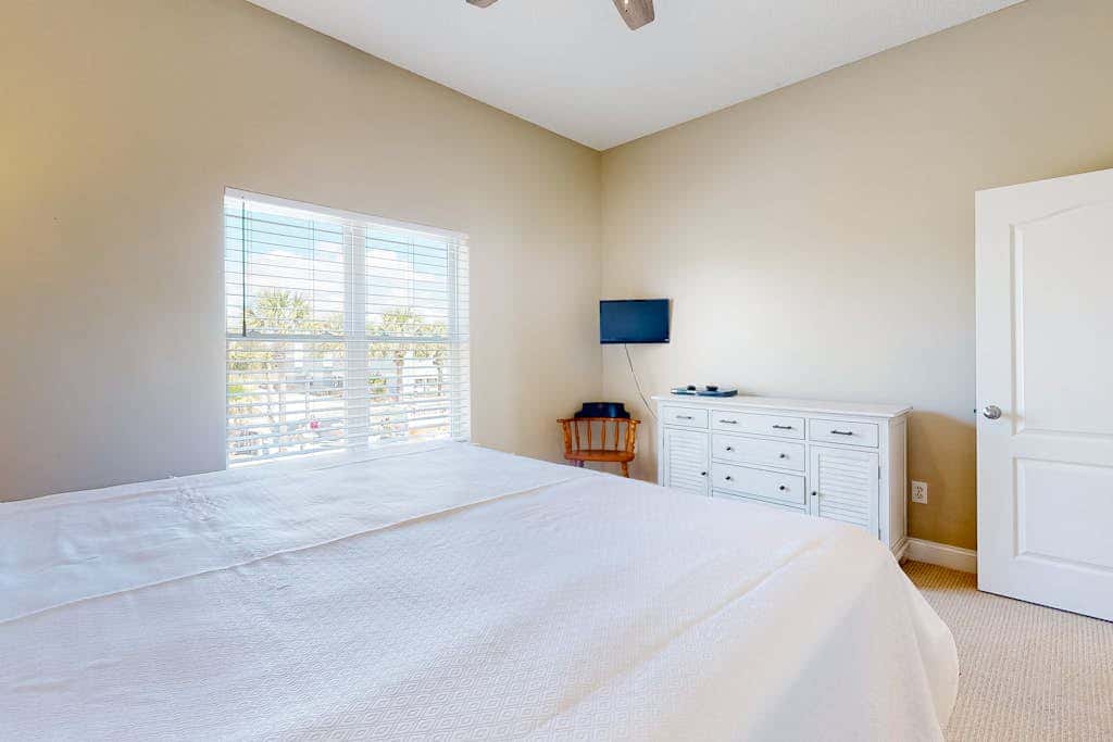 Large beachfront home with pool, deck & AC - wedding-friendly