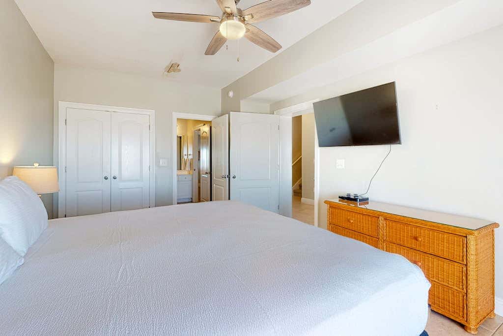 Large beachfront home with pool, deck & AC - wedding-friendly