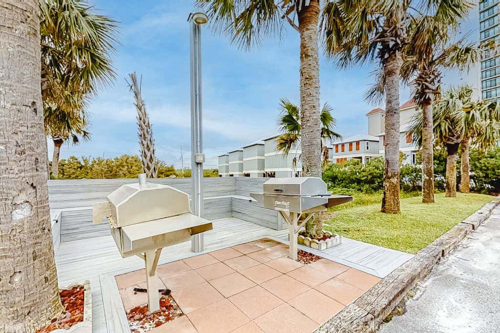 Large beachfront home with pool, deck & AC - wedding-friendly