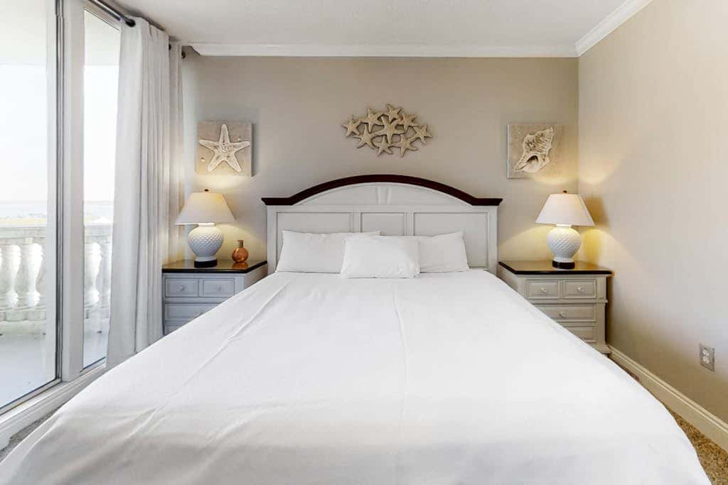 Beachfront condo with pool, hot tub, balcony, fitness room & amazing corner view