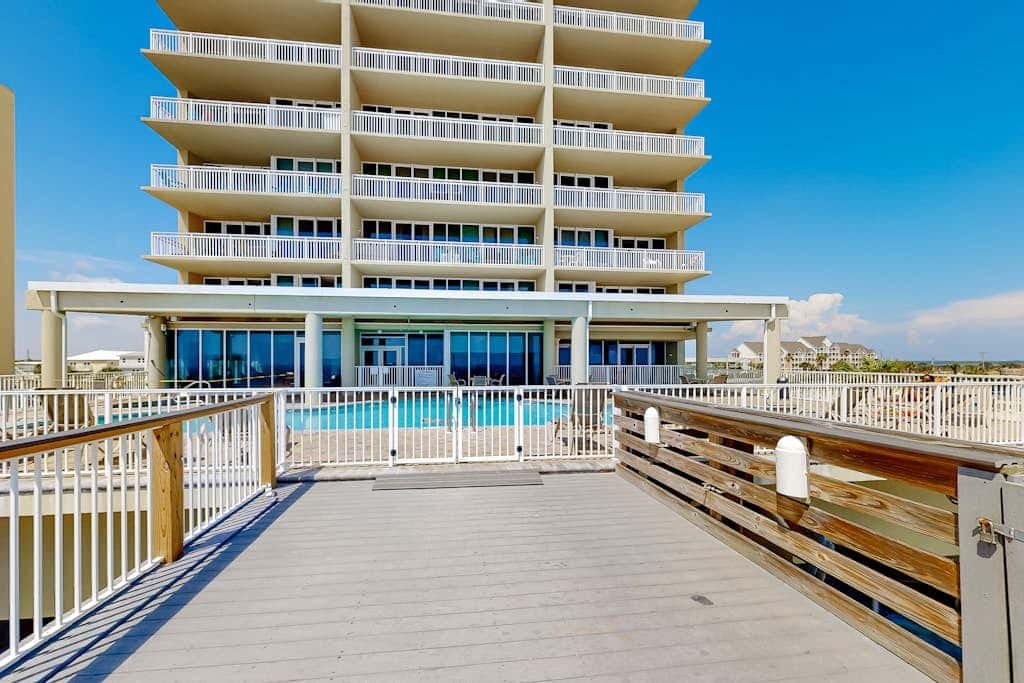 Beachfront condo with pool, hot tub, balcony, fitness room & amazing corner view