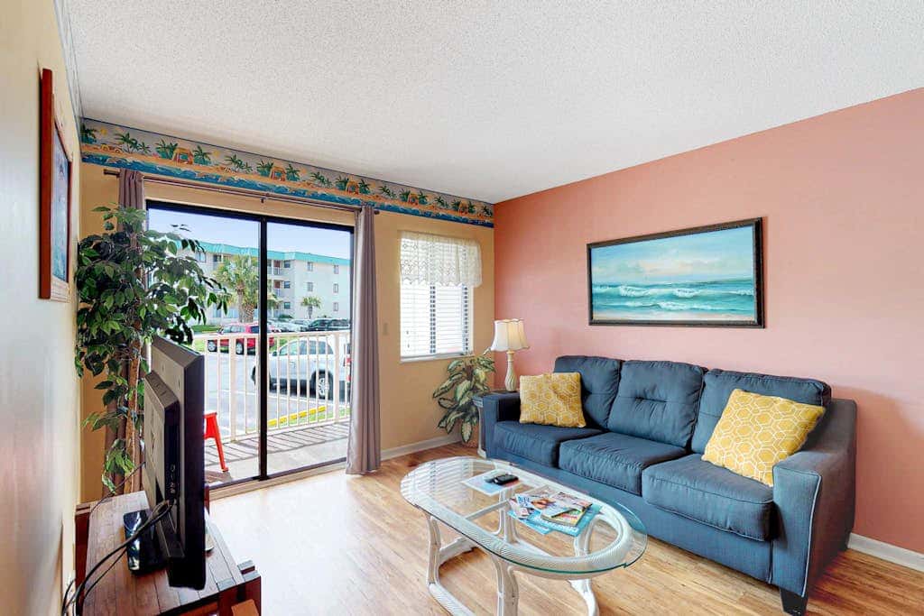 Spacious condo with pools, hot tubs, on-site golf, near beach