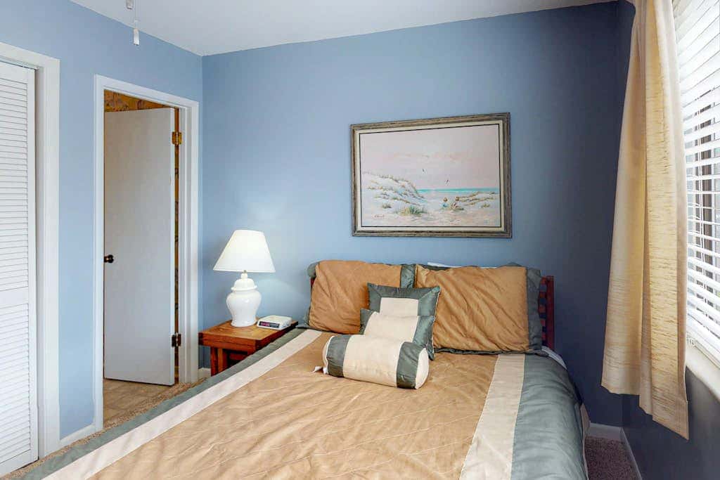 Spacious condo with pools, hot tubs, on-site golf, near beach