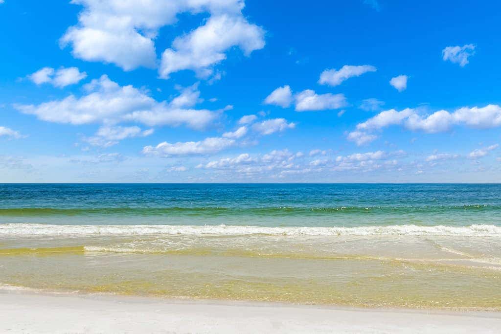Spacious condo with pools, hot tubs, on-site golf, near beach