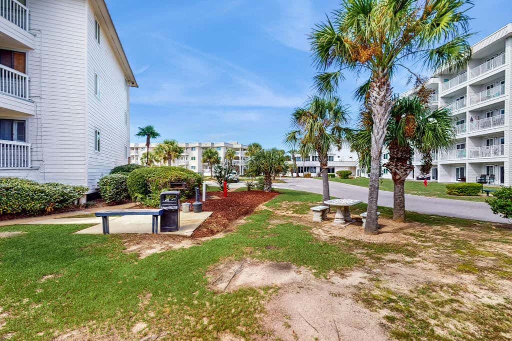 Spacious condo with pools, hot tubs, on-site golf, near beach