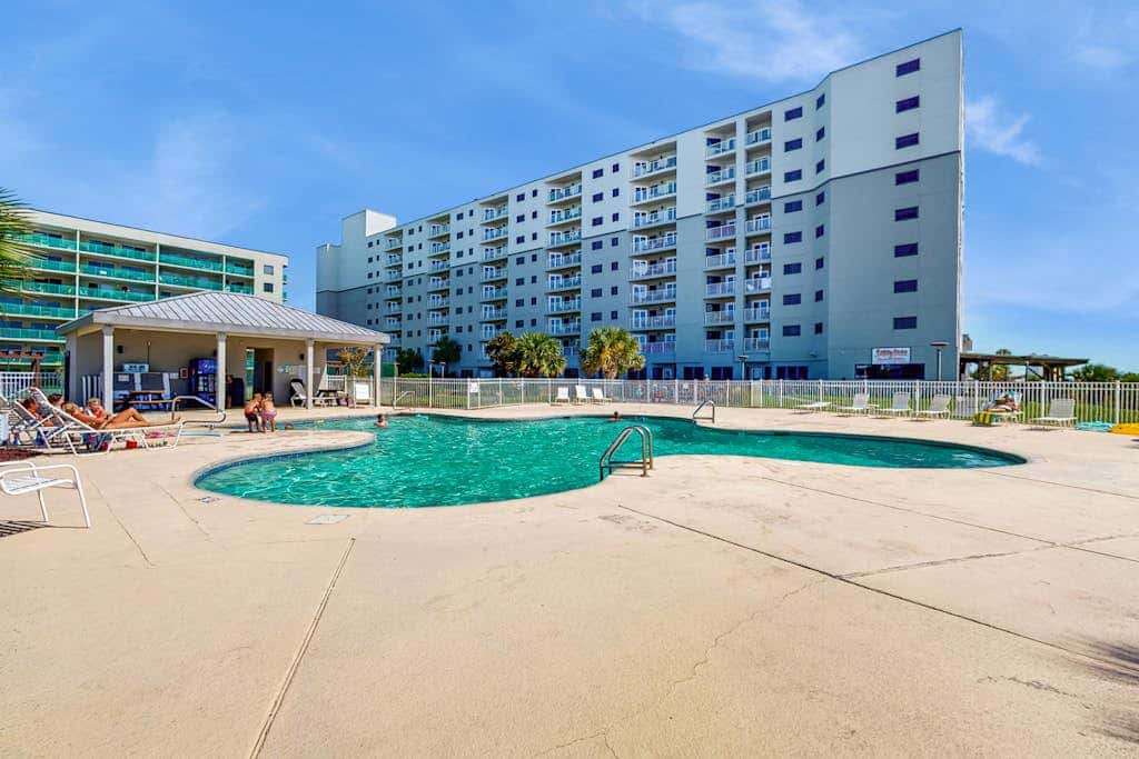 Spacious condo with pools, hot tubs, on-site golf, near beach