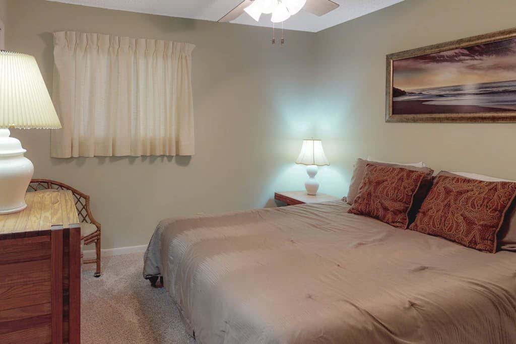 Spacious condo with pools, hot tubs, on-site golf, near beach