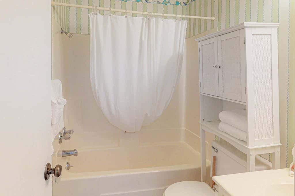 Spacious condo with pools, hot tubs, on-site golf, near beach