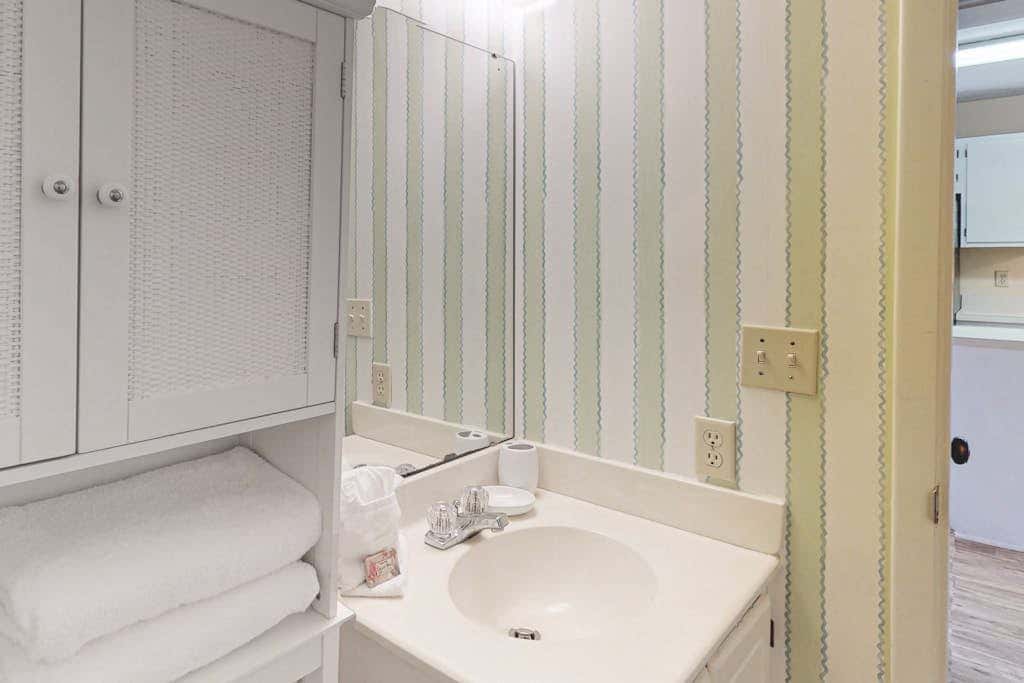 Spacious condo with pools, hot tubs, on-site golf, near beach