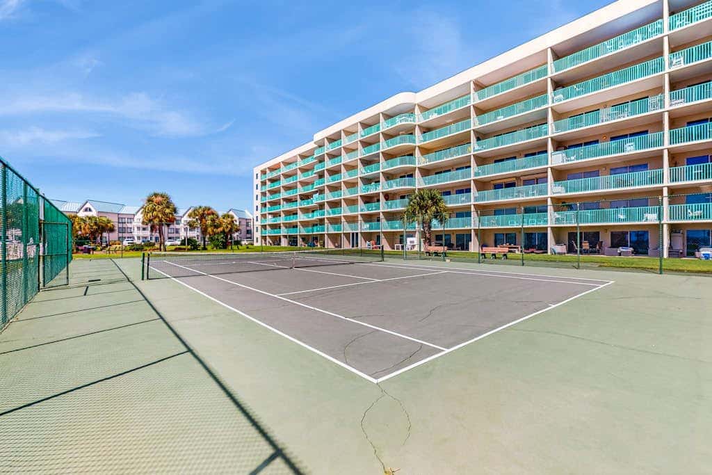 Spacious condo with pools, hot tubs, on-site golf, near beach