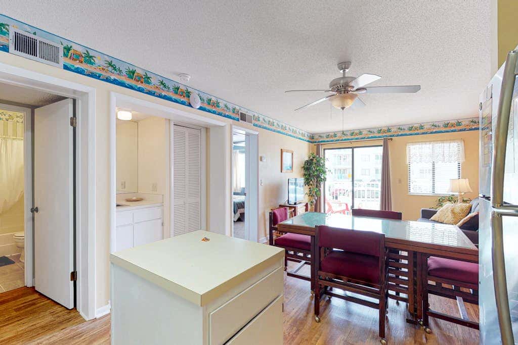 Spacious condo with pools, hot tubs, on-site golf, near beach