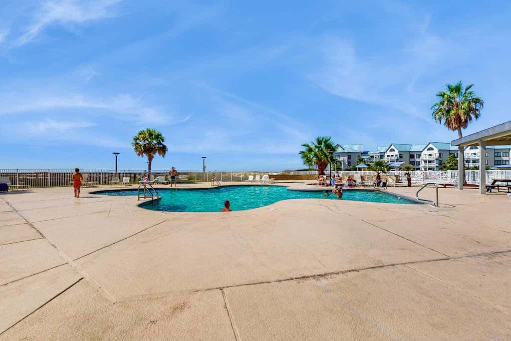 Spacious condo with pools, hot tubs, on-site golf, near beach