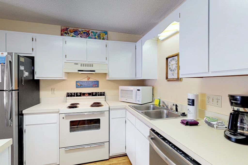 Spacious condo with pools, hot tubs, on-site golf, near beach