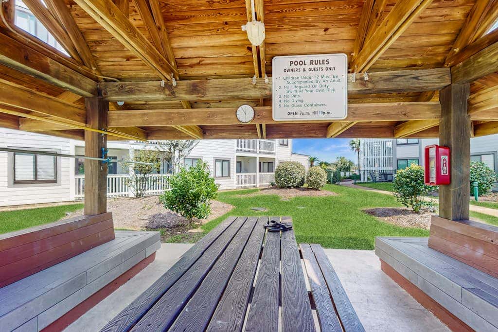 Spacious condo with pools, hot tubs, on-site golf, near beach