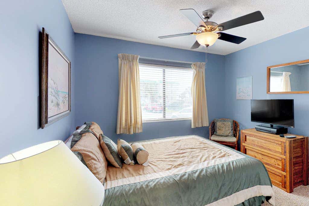 Spacious condo with pools, hot tubs, on-site golf, near beach