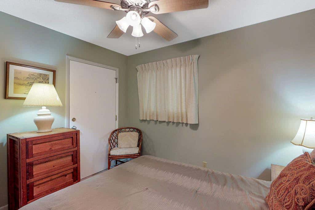 Spacious condo with pools, hot tubs, on-site golf, near beach