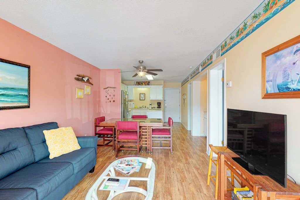 Spacious condo with pools, hot tubs, on-site golf, near beach