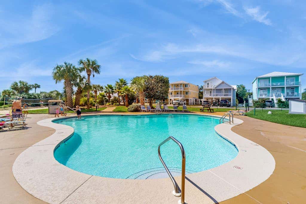 Spacious condo with pools, hot tubs, on-site golf, near beach