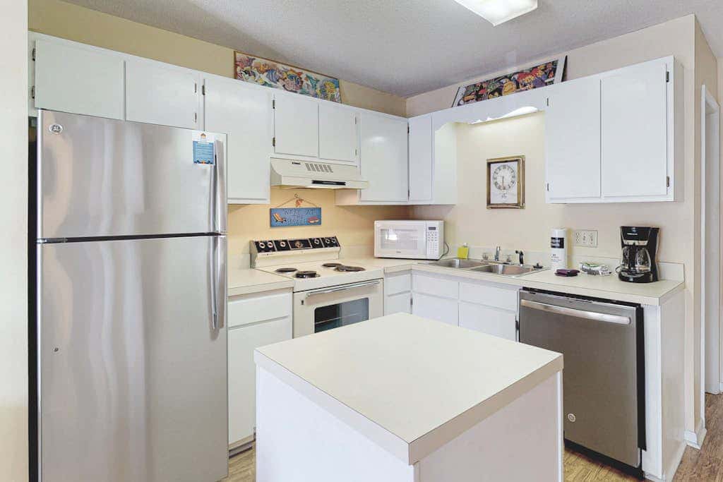 Spacious condo with pools, hot tubs, on-site golf, near beach