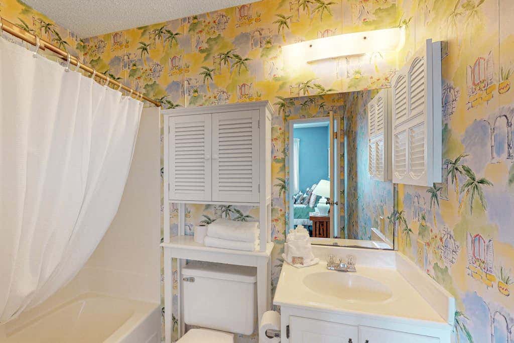 Spacious condo with pools, hot tubs, on-site golf, near beach