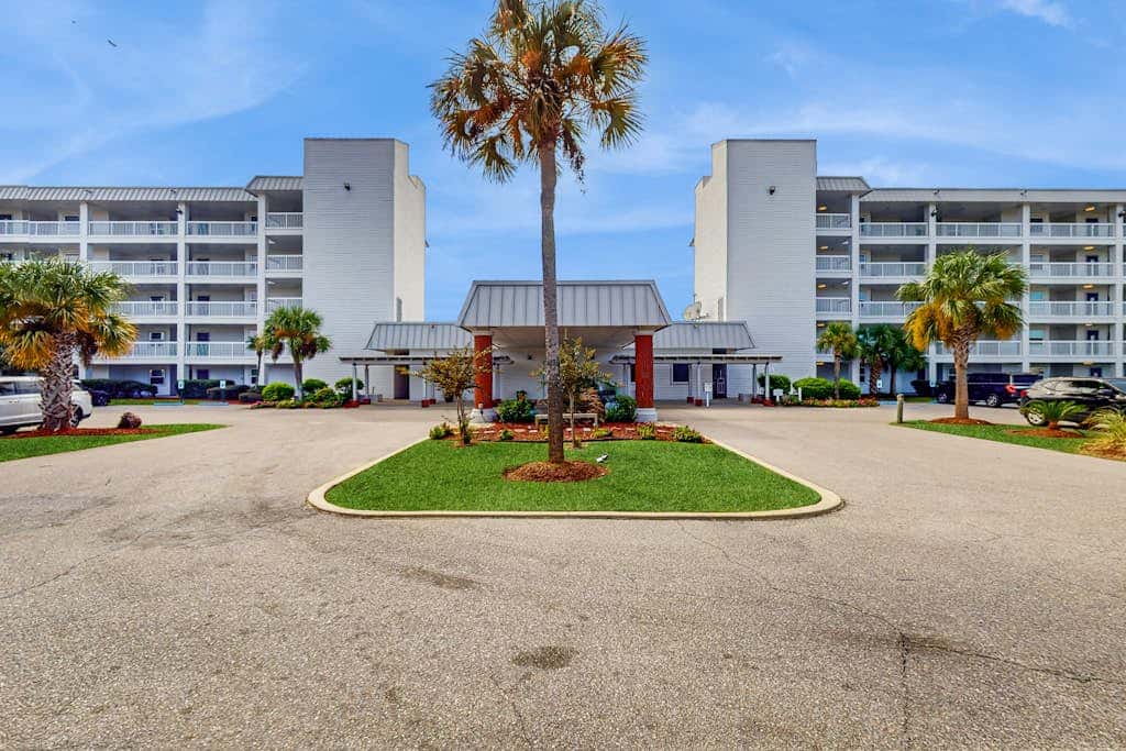 Spacious condo with pools, hot tubs, on-site golf, near beach