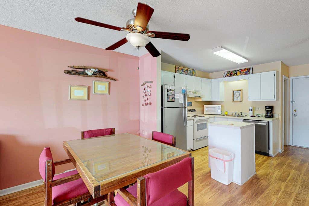 Spacious condo with pools, hot tubs, on-site golf, near beach