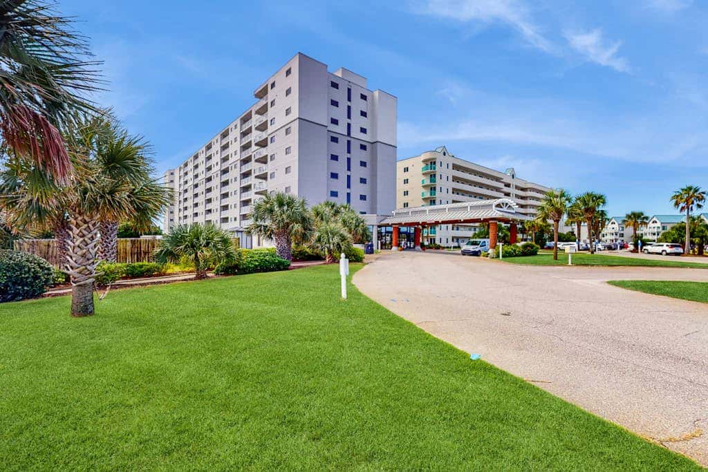 Spacious condo with pools, hot tubs, on-site golf, near beach