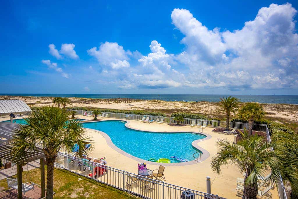 Spacious condo with pools, hot tubs, on-site golf, near beach